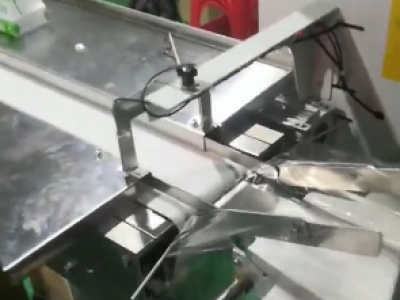 全自動包裝機包裝護(hù)目鏡作業(yè)現(xiàn)場